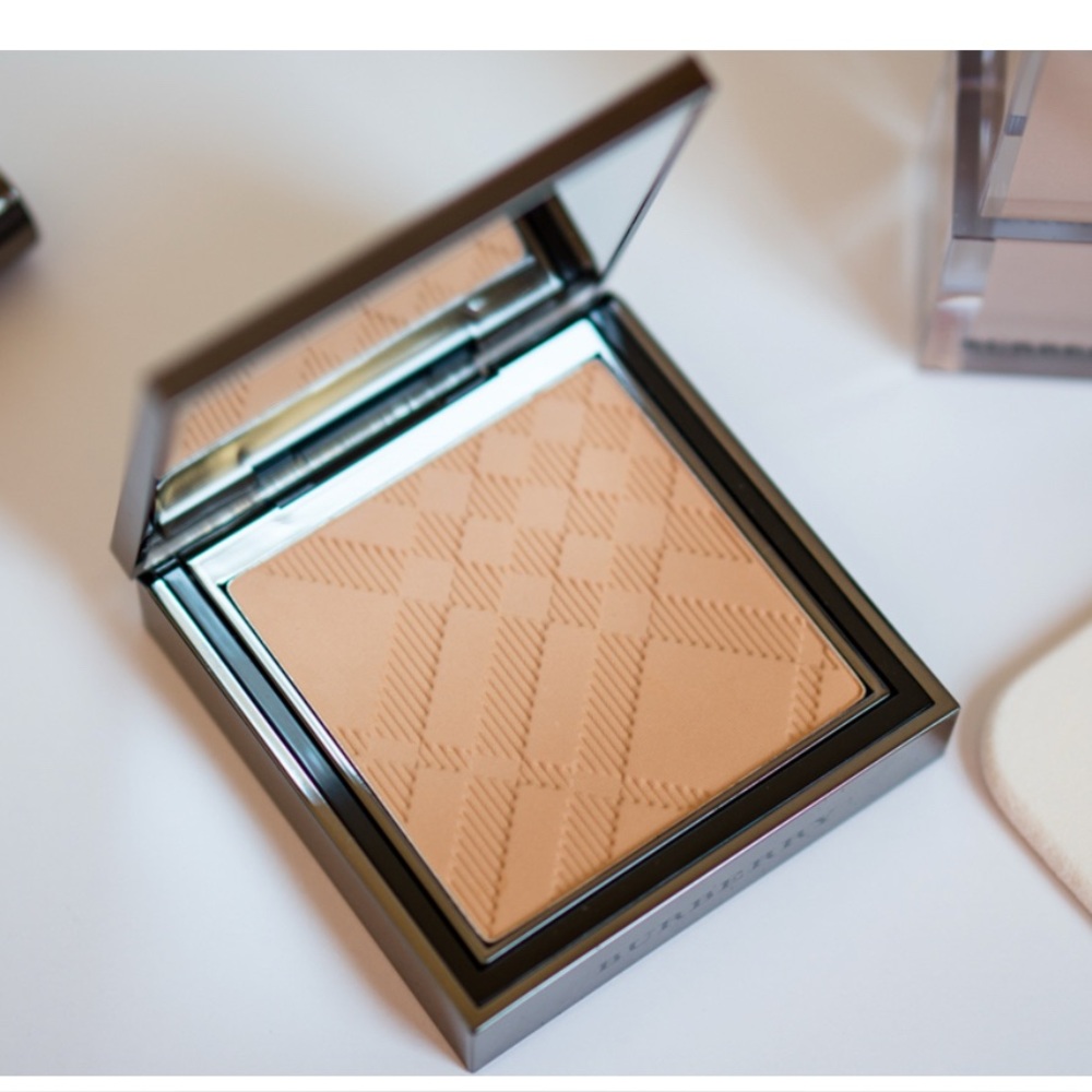Burberry cashmere compact foundation powder soft/matte #32 Honey.  New in box